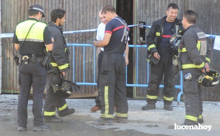 Galería: Un incendio calcina una nave dedicada a la fabricación de muebles