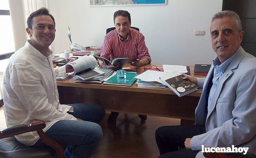  Manuel Lara, el alcalde de Torremolinos, José Ortíz, y el de Lucena, Juan Pérez, durante la reunión en la localidad malagueña, esta semana. 
