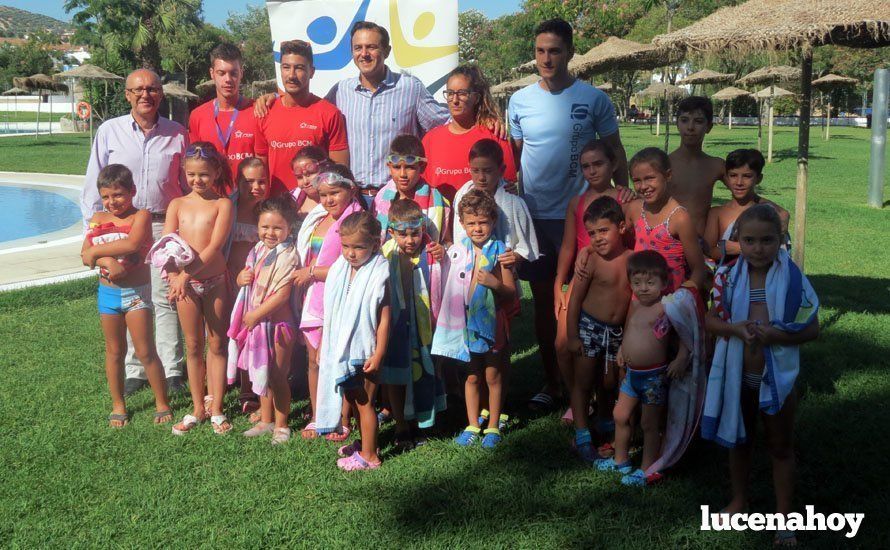  Representantes políticos, monitores e inscritos en cursos de natación. 