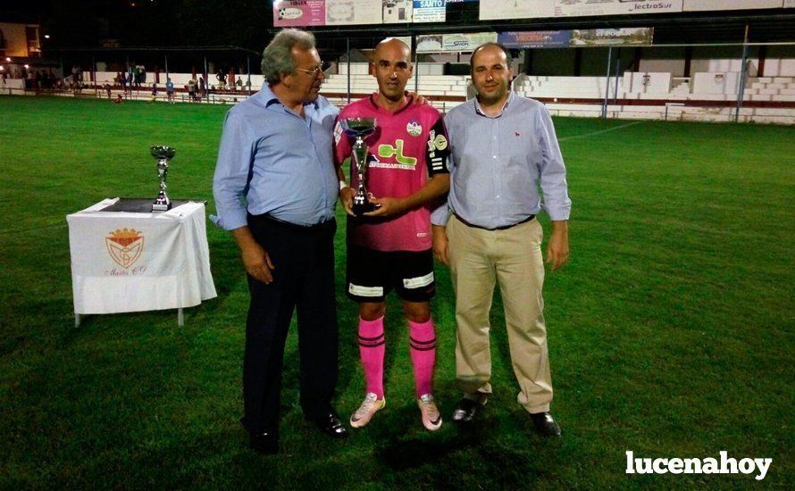  Curro Vacas recoge el trofeo de subcampeón. AURELIO CABELLO 