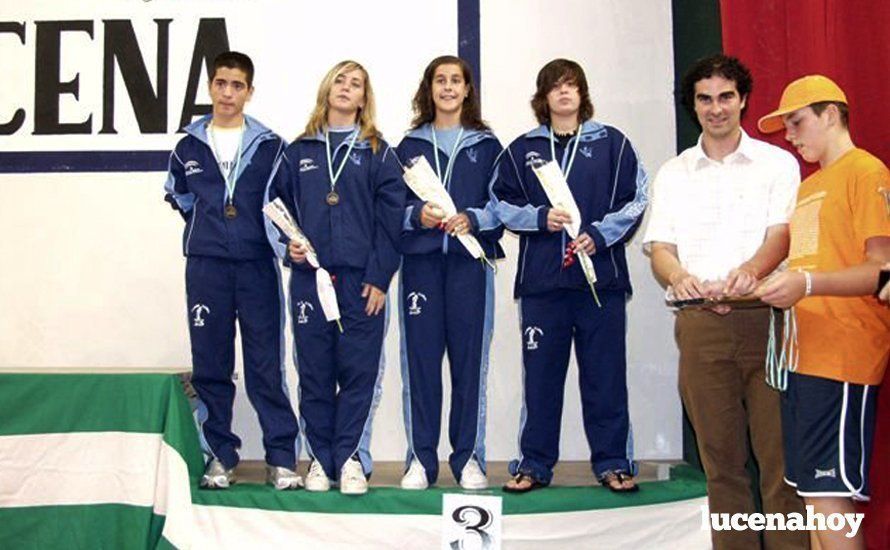  Carolina Marín, en el centro de la foto, recibe la medalla como tercera clasificada en el Pabellón de Lucena. 