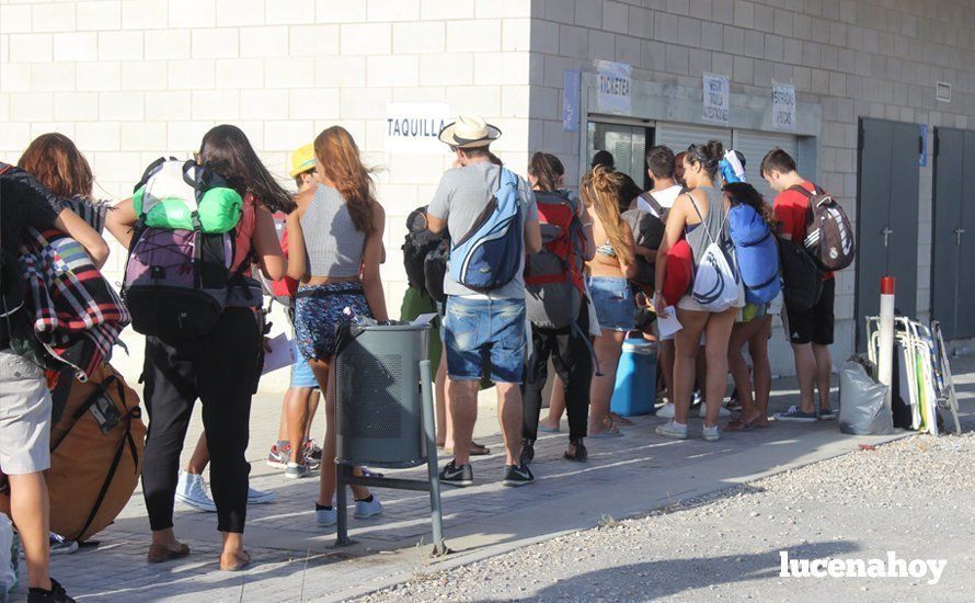 Los "chanclas" llenan la zona de acampada y se preparan para el maratón musical de dos días en el Estadio Municipal