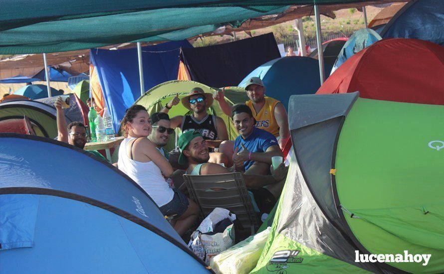 Los "chanclas" llenan la zona de acampada y se preparan para el maratón musical de dos días en el Estadio Municipal