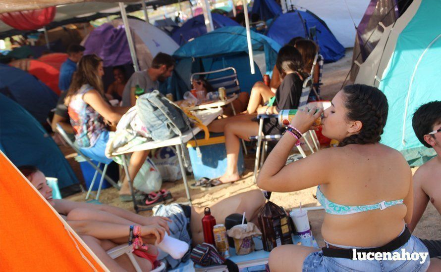 Los "chanclas" llenan la zona de acampada y se preparan para el maratón musical de dos días en el Estadio Municipal