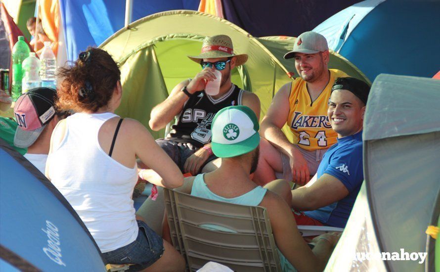 Los "chanclas" llenan la zona de acampada y se preparan para el maratón musical de dos días en el Estadio Municipal