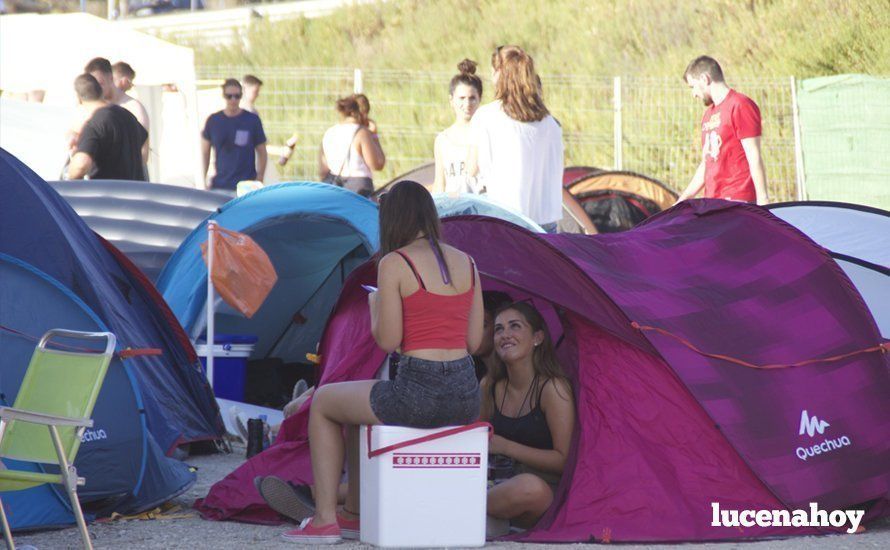 Los "chanclas" llenan la zona de acampada y se preparan para el maratón musical de dos días en el Estadio Municipal