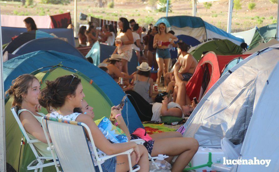 Los "chanclas" llenan la zona de acampada y se preparan para el maratón musical de dos días en el Estadio Municipal