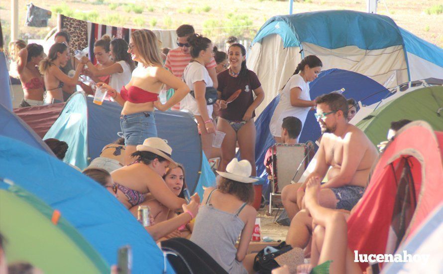 Los "chanclas" llenan la zona de acampada y se preparan para el maratón musical de dos días en el Estadio Municipal