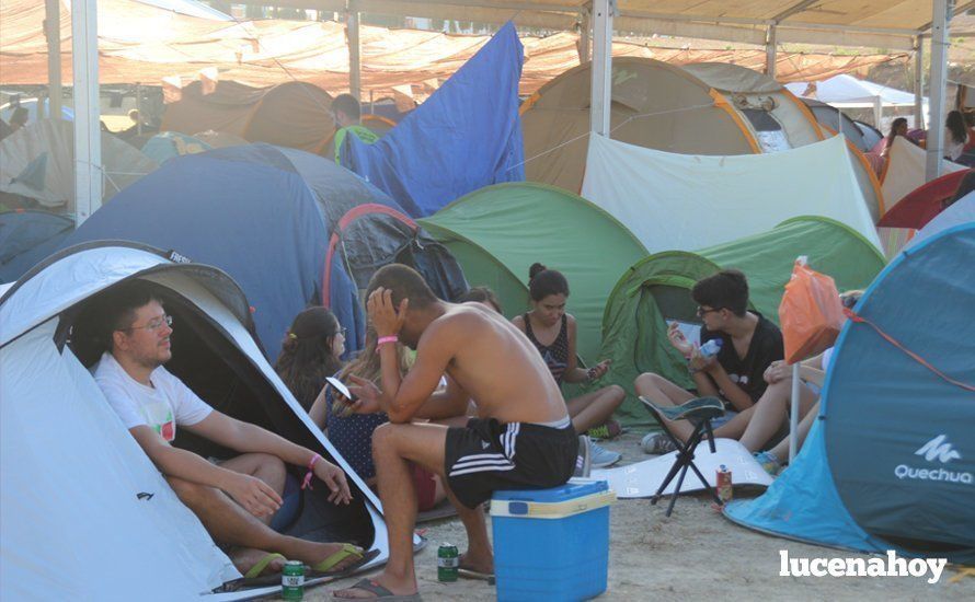 Los "chanclas" llenan la zona de acampada y se preparan para el maratón musical de dos días en el Estadio Municipal