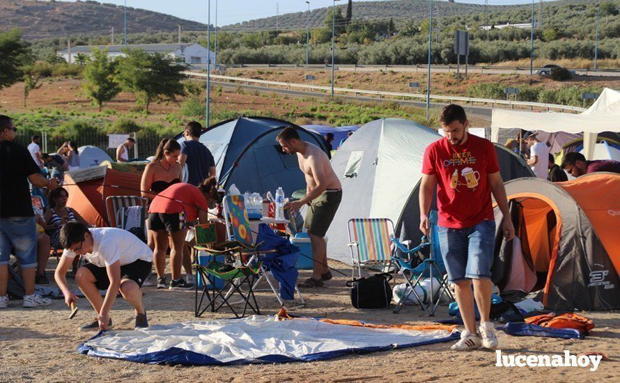 Los "chanclas" llenan la zona de acampada y se preparan para el maratón musical de dos días en el Estadio Municipal