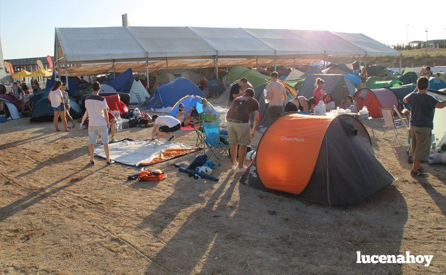 Los "chanclas" llenan la zona de acampada y se preparan para el maratón musical de dos días en el Estadio Municipal
