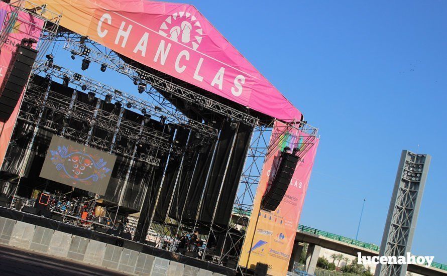 Los "chanclas" llenan la zona de acampada y se preparan para el maratón musical de dos días en el Estadio Municipal