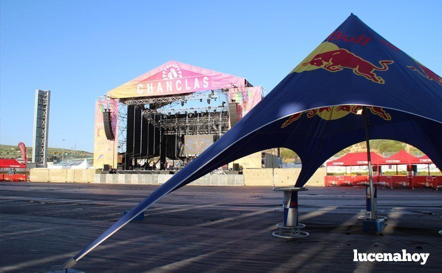 Los "chanclas" llenan la zona de acampada y se preparan para el maratón musical de dos días en el Estadio Municipal