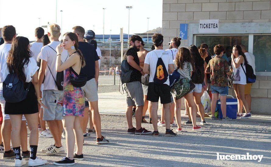 Los "chanclas" llenan la zona de acampada y se preparan para el maratón musical de dos días en el Estadio Municipal