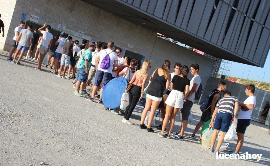 Los "chanclas" llenan la zona de acampada y se preparan para el maratón musical de dos días en el Estadio Municipal