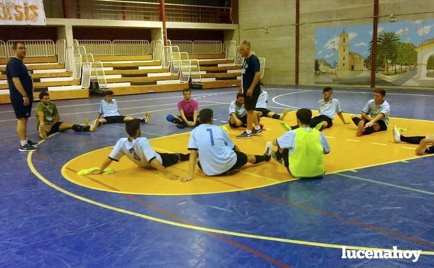  José Pineda y Martín Pérez dirigen el calentamiento. 