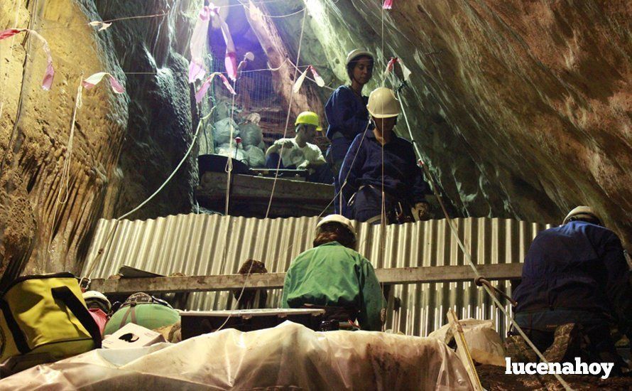 Una de las últimas excavaciones en la Cueva del Ángel. Archivo