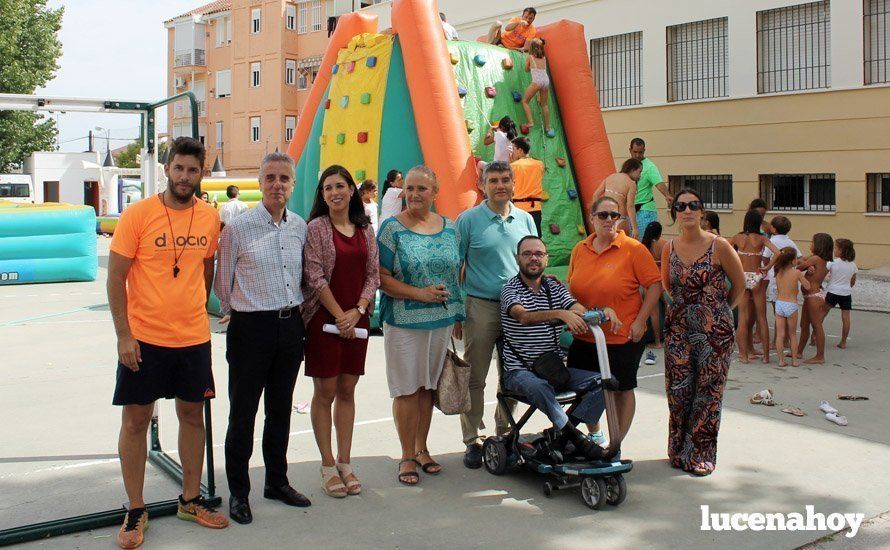  El alcalde, la concejala de Servicios Sociales, técnicos, monitores y miembros de AMFE. 