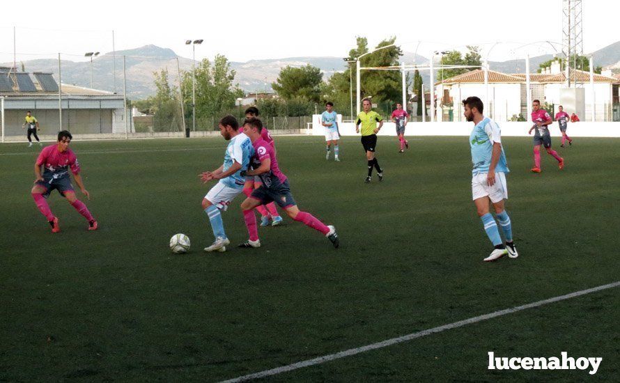  Rubio conduce el balón, incomodado por Rafa Roldán. 