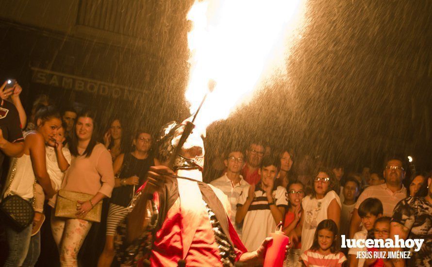 Galería: Encinas Reales celebró su VI Noche Encandilada llenando de magia y velas las calles del municipio