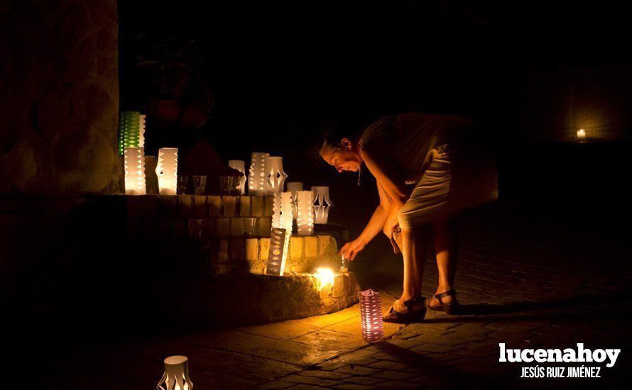 Galería: Encinas Reales celebró su VI Noche Encandilada llenando de magia y velas las calles del municipio