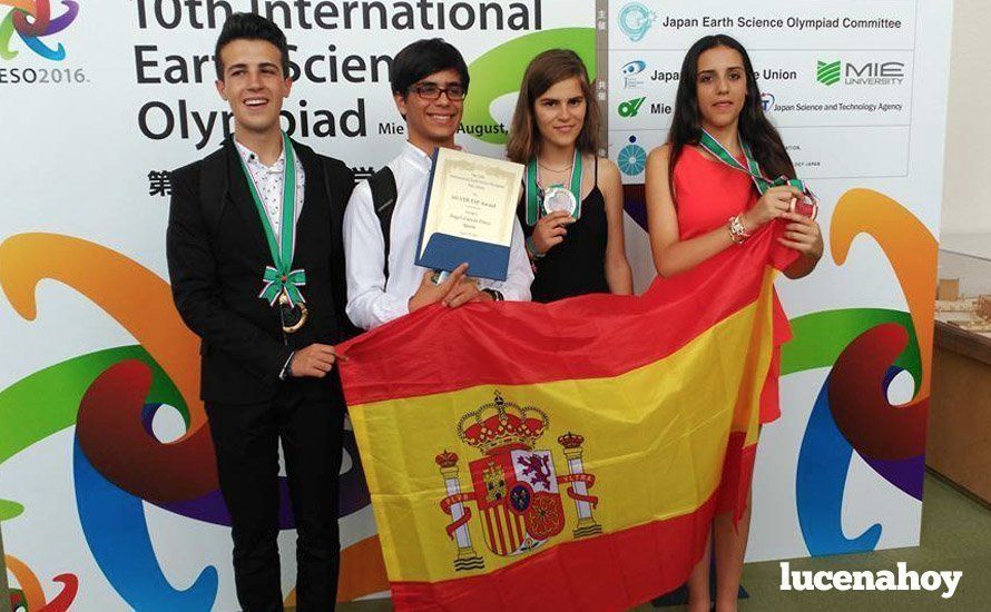  Víctor Haro -primero por la izquierda-, con la medalla de oro y la bandera de España. 