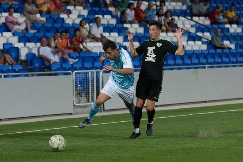  Gabri Mayorga intenta deshacerse de un rival en el partido de pretemporada contra el Antequera. ARCHIVO 