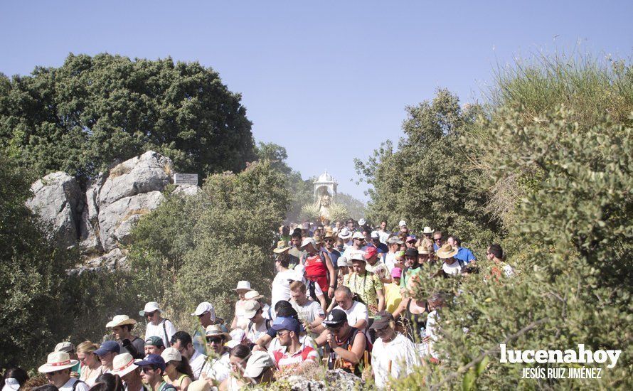 Galería: Cabra: Miles de personas acompañan a la Virgen de la Sierra en la 'Bajá' más calurosa de los últimos años