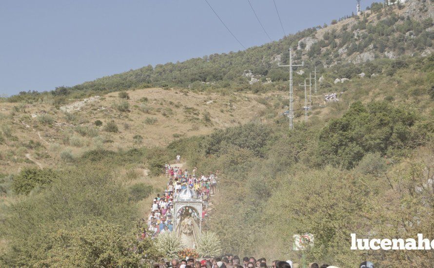 Galería: Cabra: Miles de personas acompañan a la Virgen de la Sierra en la 'Bajá' más calurosa de los últimos años