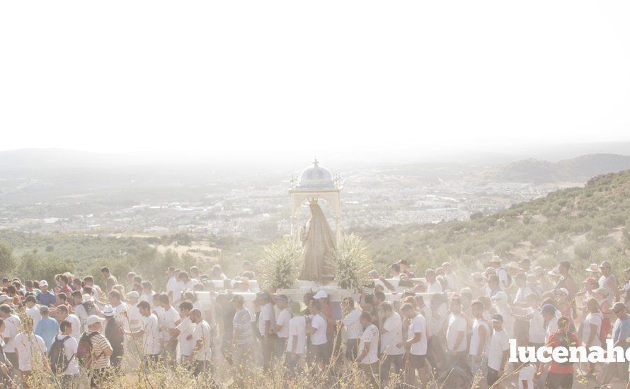 Galería: Cabra: Miles de personas acompañan a la Virgen de la Sierra en la 'Bajá' más calurosa de los últimos años