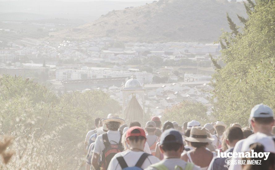 Galería: Cabra: Miles de personas acompañan a la Virgen de la Sierra en la 'Bajá' más calurosa de los últimos años