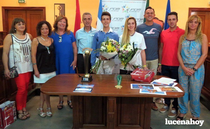  Víctor Haro y Ana Muñoz Cuenca, acompañados de profesores, familiares y políticos locales, en el salón de plenos. 