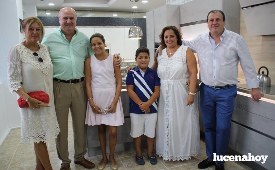  Los Hermanos Aguilar junto a sus esposas e hijos durante la inauguración de Cocinas DIBE 