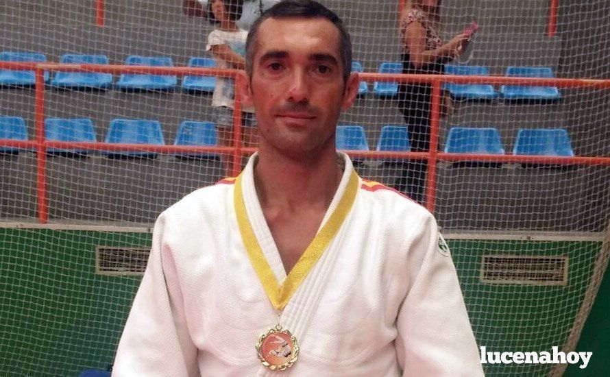  Paco Cobos, con la medalla obtenida en Salamanca. 