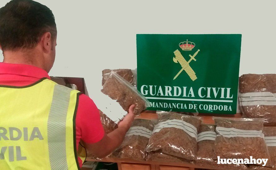  Un agente muestra las bolsas de tabaco incautadas. Foto: Guardia Civil 