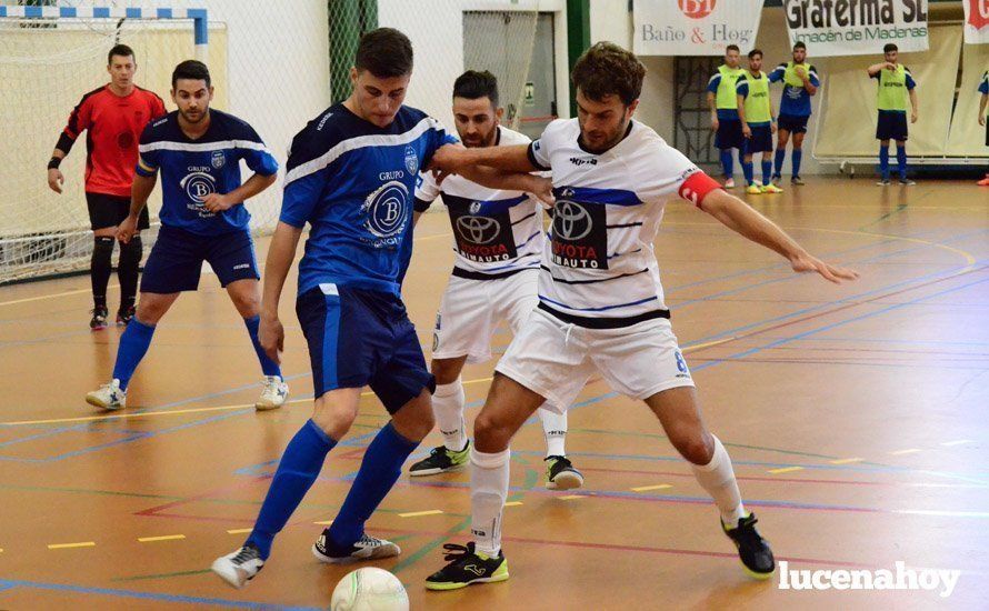  Manu Aragón protege el balón ante Manu Julbes. RAFA PERALTA/FUTSALSUR.ES 