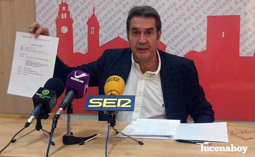  Vicente Dalda, concejal de AETL, muestra la agenda de la consejera de Educación, en este viernes 30 de septiembre. 