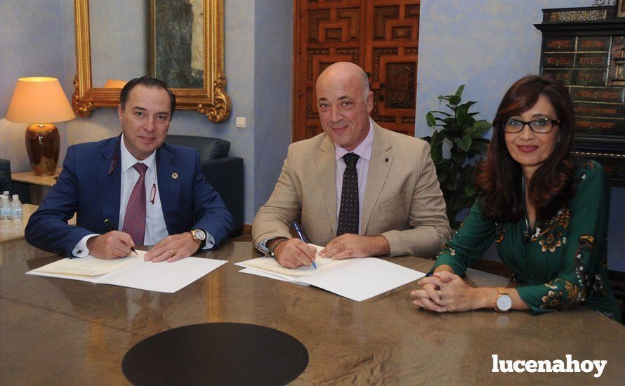  Firma del convenio de colaboración entre el presidente de la Diputación, Antonio Ruiz, y el Decano del Colegio de Abogados de Lucena, Diego Chacón. 