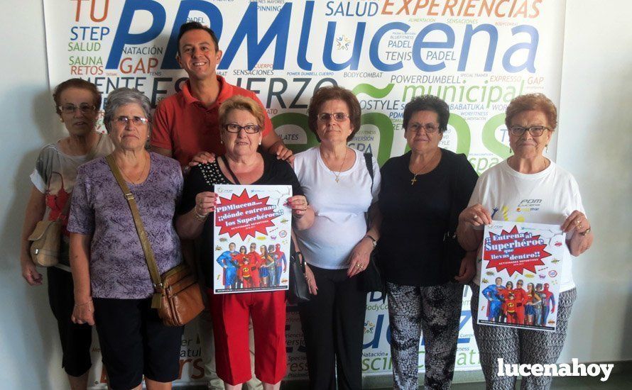  Manuel Lara, junto a un grupo de jóvenes mayores. 