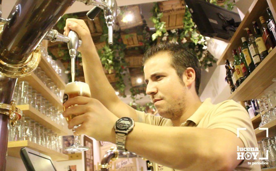  Josele Salcedo "tirando" una caña de cerveza en La Bodeguita del Casino 