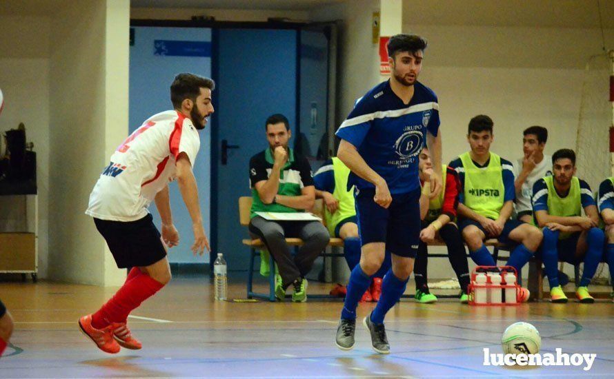  César, jugador del Lucena Futsal, posee el balón delante de un futbolista del Triana. RAFA PERALTA 