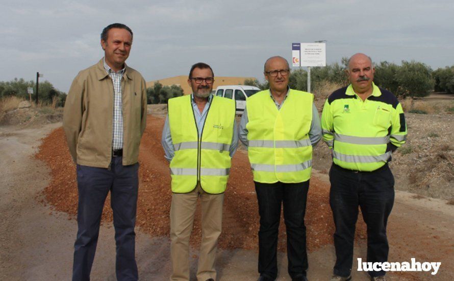  Representantes políticos y técnicos en el lugar de las obras 