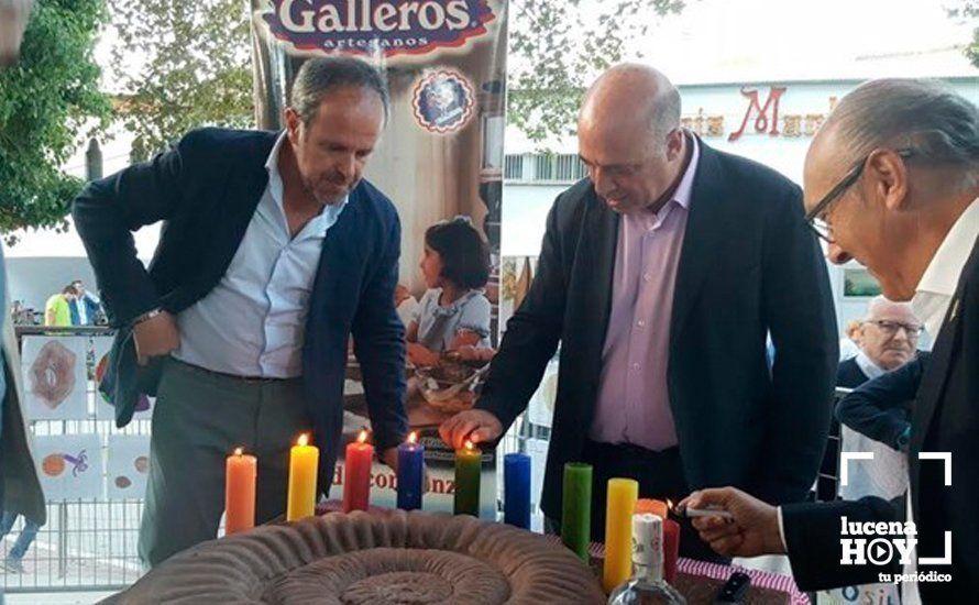  Autoridades ante el "ammonites" gigante de chocolate que pudo degustarse durante esta actividad 