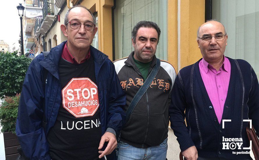  Miembros de Stop Desahucios a las puertas del Juzgado de Lucena 