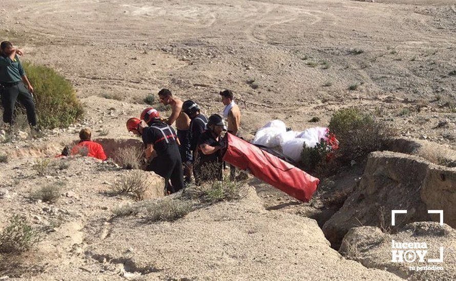  Efectivos de bomberos y policía local intentan rescatar al joven herido tras el accidente 