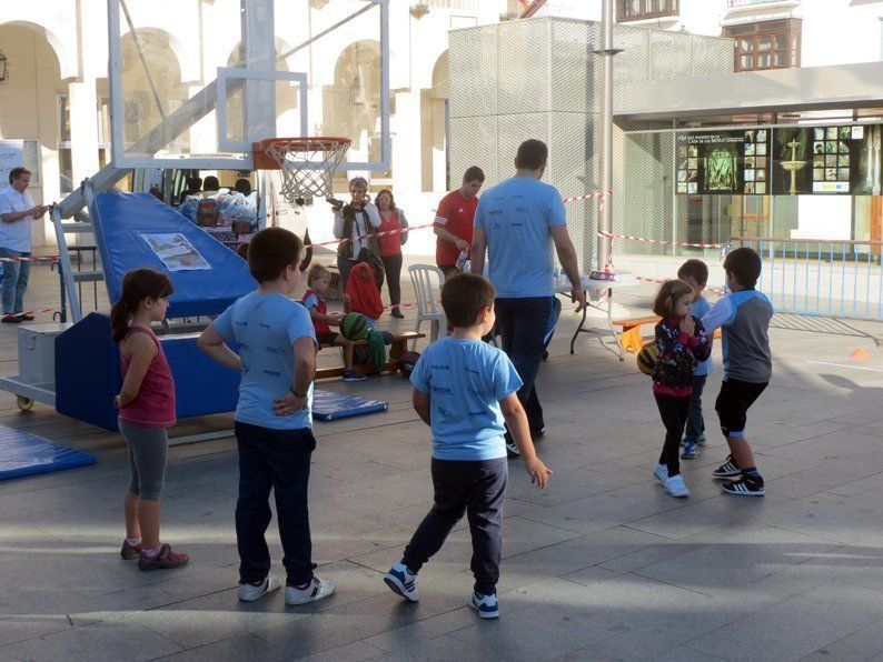 Galería: Sergio Scariolo asiste a la Olimpiada de Dibujo Solidaria y al torneo de baloncesto 3x3