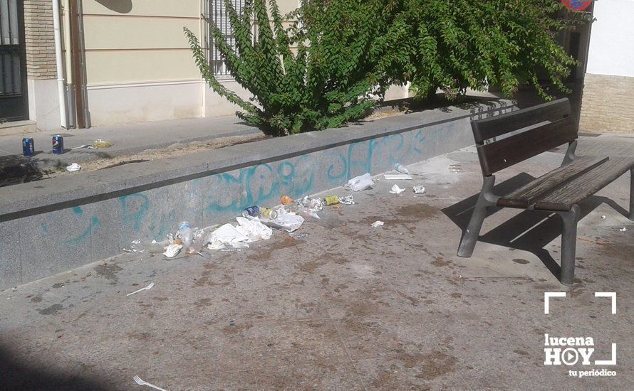  Restos de la 'fiesta' junto a la pequeña zona ajardinada en el llanete de la Estrella. 