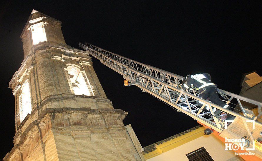  Un bombero usando un vehículo autoescala en Santiago en la noche del pasado día 7 