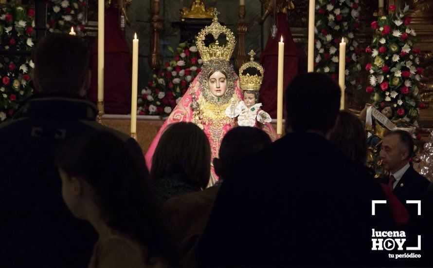  Un momento del besamanos extraordinario de la Virgen de Araceli. Fotos: Jesús Ruiz Jiménez 