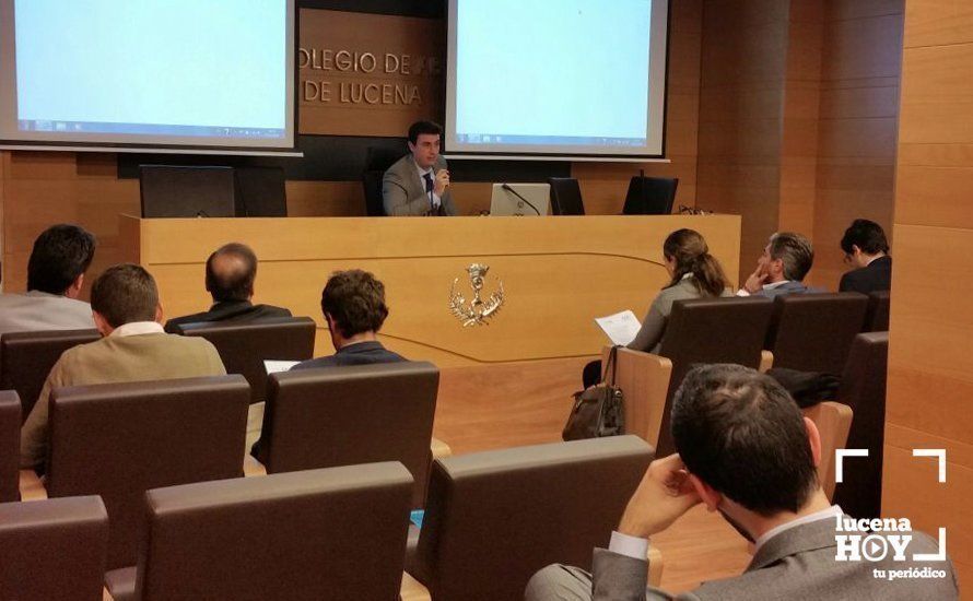  Un momento de la tertulia en el salón de actos del Ilustre Colegio de Abogados de Lucena 